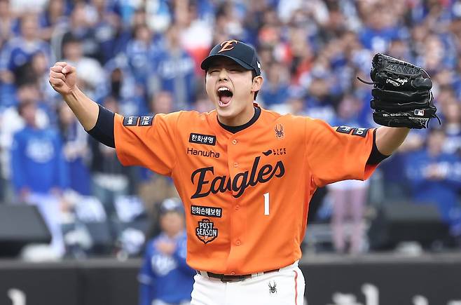 18일 대전 한화생명볼파크 열린 프로야구 2025 신한 SOL뱅크 KBO 플레이오프 1차전 삼성 라이온즈와 한화 이글스의 경기, 한화 문동주가 7회초 마운드에 올라 투구하고 있다. /뉴스1