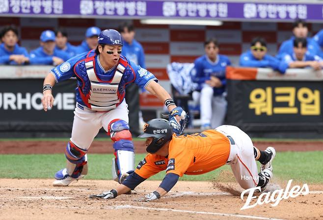 3회 가라비토의 운명을 가른 홈 송구. 한화 제공