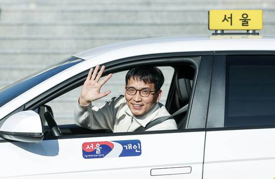 그랜드하얏트서울 호텔의 셰프였던 윤태삼씨가 은퇴 후 택시 운전을 하며 "자유를 얻어 정말 행복하다"고 말했다. 김성룡 기자