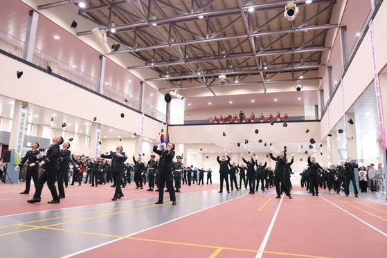 지난달 25일 전북 익산 육군부사관학교에서 열린 2025-3기 현역과정 육군 부사관 임관식에서 신임 부사관들이 정모를 던지고 있다. 육군