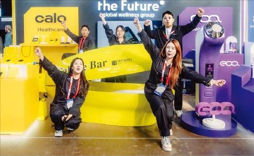 한국 헬스·뷰티 브랜드 칼로와 EOA 직원들이 제품을 홍보하고 있다. /UKF 제공