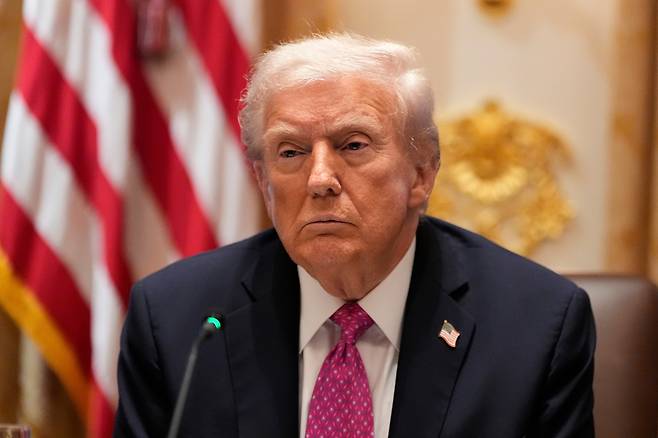 도널드 트럼프 미국 대통령이 17일(현지시간) 워싱턴DC 백악관에서 열린 볼로디미르 젤렌스키 우크라이나 대통령과 회담에 참석했다. AP연합뉴스