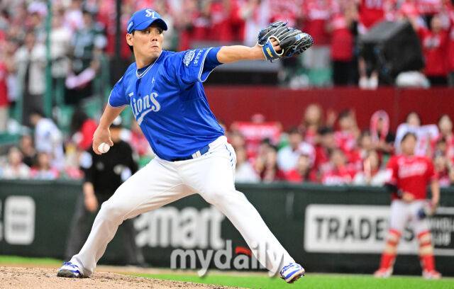 2025년 10월 11일 오후 인천 SSG랜더스필드에서 열린 '2025 신한 SOL Bank KBO 포스트시즌' 삼성 라이온즈와 SSG 랜더스의 준플레이오프 2차전 경기. 삼성 김재윤이 7회말 1사 2루서 구원등판해 역투하고 있다./마이데일리