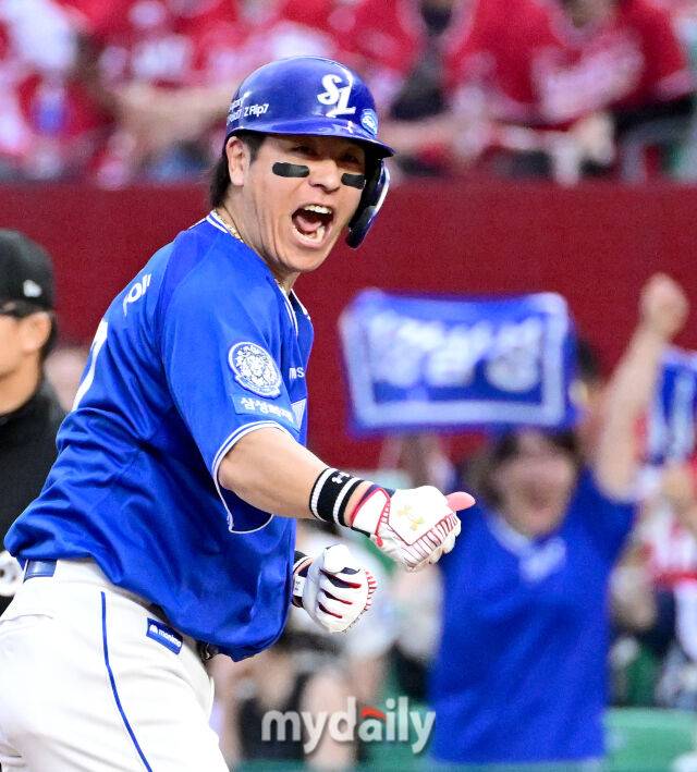 2025년 10월 11일 오후 인천 SSG랜더스필드에서 열린 '2025 신한 SOL Bank KBO 포스트시즌' 삼성 라이온즈와 SSG 랜더스의 준플레이오프 2차전 경기. 삼성 강민호가 9회초 1사 2루서 1타점 동점 적시타를 친 뒤 포효하고 있다./마이데일리