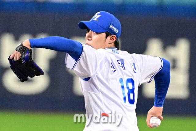 2025년 10월 13일 오후 대구 삼성라이온즈파크에서 열린 '2025 신한 SOL Bank KBO 포스트시즌' SSG 랜더스와 삼성 라이온즈의 준플레이오프 3차전 경기. 삼성 선발투수 원태인이 역투하고 있다./마이데일리