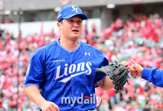 2025년 10월 9일 인천 SSG랜더스필드에서 진행된 '2025 신한 SOL뱅크 KBO리그 준플레이오프' 1차전 삼성-SSG의 경기. 삼성 선발 최원태가 4이닝 무실점을 기록한 뒤 동료들의 환호를 받고 있다./마이데일리