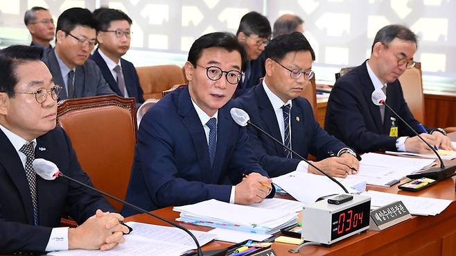 전재수 해양수산부 장관이 15일 서울 여의도 국회에서 열린 농림축산식품해양수산위원회의 해양수산부 등에 대한 국정감사에 출석해 의원들의 질의에 답하고 있다. 이상섭 기자