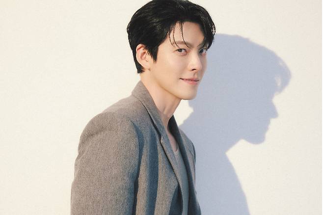 김우빈은 홀로 작품 홍보에 나서는 것과 관련 "김은숙 작가님이 응원해 주셨고, 다른 분들도 각자 작품 때문에 많이 바쁘셔서 못 하는 것"이라며 "제가 제일 한가해서 주어진 일을 열심히 하고 있다"고 말했다. 넷플릭스 제공