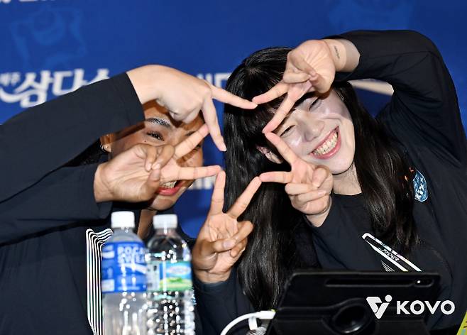 GS칼텍스 레이나와 유서연. 한국배구연맹