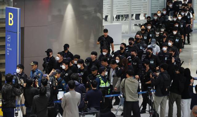 캄보디아 당국의 범죄단지 단속으로 적발돼 구금됐던 한국인들이 18일 오전 인천국제공항 2터미널을 통해 송환되고 있다. 이번 송환 대상자들은 이른바 '웬치'로 불리는 캄보디아 범죄단지에서 보이스피싱이나 로맨스 스캠(사기) 등 범죄에 가담한 혐의를 받고 있다. 이들은 호송 차량 23대 등을 타고 충남경찰청 등 6개 관할 경찰관서로 압송된다. 영종도=권욱 기자 2025.10.18