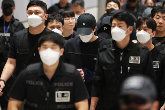 캄보디아 당국의 범죄단지 단속으로 적발돼 구금됐던 한국인들이 18일 오전 인천국제공항 2터미널을 통해 송환되고 있다. 이번 송환 대상자들은 이른바 '웬치'로 불리는 캄보디아 범죄단지에서 보이스피싱이나 로맨스 스캠(사기) 등 범죄에 가담한 혐의를 받고 있다. 이들은 호송 차량 23대 등을 타고 충남경찰청 등 6개 관할 경찰관서로 압송된다. 영종도=권욱 기자 2025.10.18