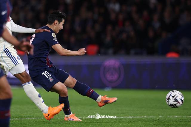 이강인(오른쪽)이 슈팅을 시도하고 있다. /AFPBBNews=뉴스1