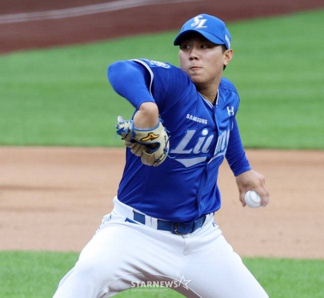 삼성 배찬승이 18일 열린 2025 KBO 플레이오프 1차전에서 투구하고 있다. /사진=강영조 선임기자