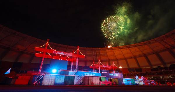 17일 부산 아시아드주경기장에서 열린 제106회 전국체육대회 개회식에서 성화가 점화된 뒤 개회를 축하하는 불꽃쇼가 펼쳐지고 있다. 2025.10.17 /연합뉴스
