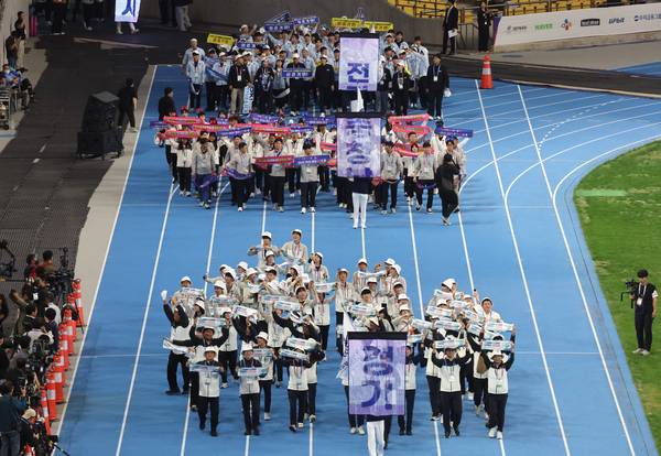 17일 오후 부산 연제구 부산아시아드주경기장에서 열린 ‘제106회 전국체육대회’ 개회식에서 각 지역 선수단이 입장하고 있다. 2025.10.17 /연합뉴스