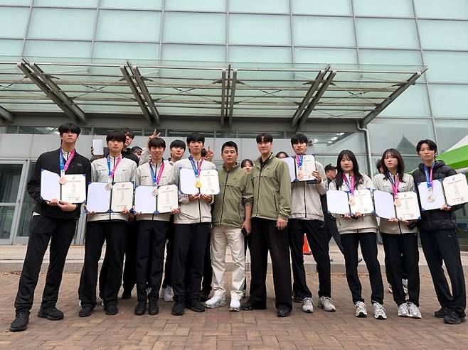 지난 14~19일 부산 강서체육관에서 열린 제106회 전국체육대회에서 역대 최다 메달을 획득한 계명대 태권도부가 단체 기념사진을 찍고 있다. 계명대 제공