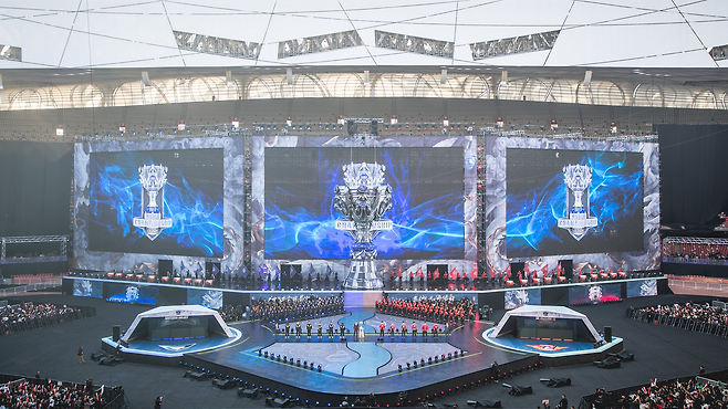 중국 e스포츠 역사 중 가장 큰 순간이라고 평가받는 2017년 롤드컵(사진=라이엇 게임즈)