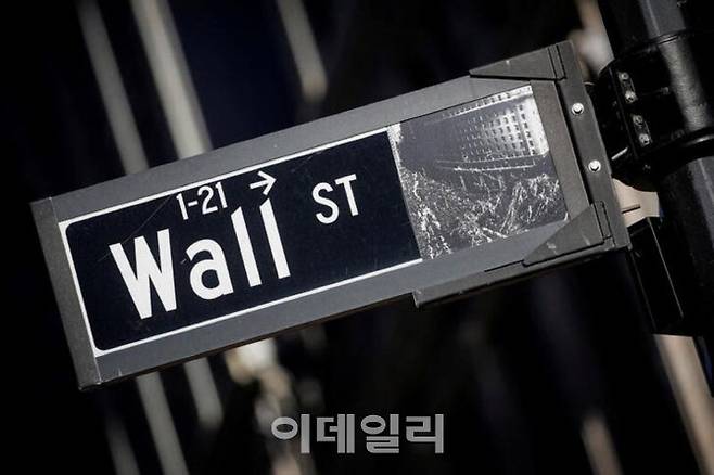 미국 뉴욕 금융 지구에 월스트리트 거리 표지판이 보인다. (사진=로이터)