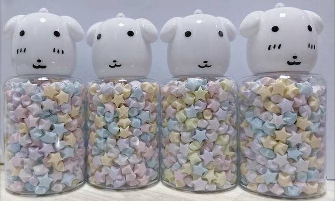 직접 접은 종이별을 담은 투명 용기에 CU 가나디 음료 병뚜껑을 끼워 전시한 모습(당근마켓 캡처).