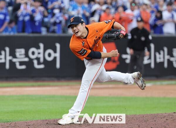 18일 대전 중구 한화생명볼파크에서 열린 2025 KBO 포스트시즌 플레이오프 1차전 삼성 라이온즈와 한화 이글스의 경기, 7회초 한화 문동주가 역투하고 있다. /사진=뉴시스