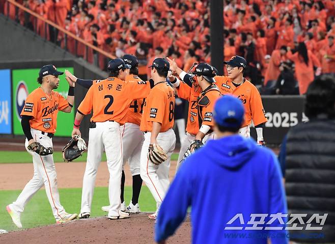 한화가 삼성에 9-8로 승리했다. 경기 종료 후 하이파이브를 나누고 있는 한화 선수들.