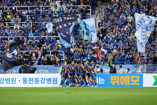 울산문수축구경기장/ K리그1/ 울산HDFC vs 광주FC/ 울산 이청용 득점/ 골 세레머니/ 울산 선수단 단체/ 사진 박정훈