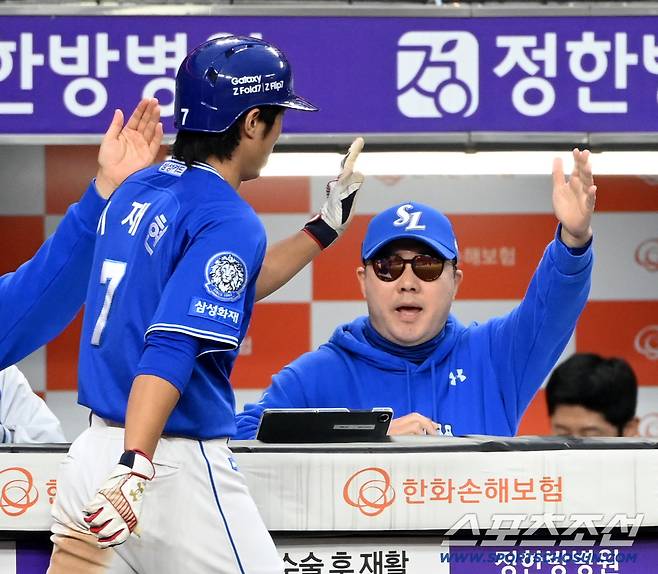 18일 대전한화생명볼파크에서 열린 삼성과 한화의 PO 1차전. 9회초 박진만 감독이 솔로포를 날린 이재현을 맞이하고 있다. 대전=허상욱 기자wook@sportschosun.com/2025.10.18/