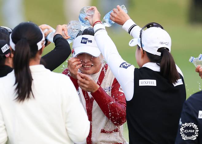 이율린 상상인 · 한경 와우넷 오픈 2025 FR 우승 축하 물세례