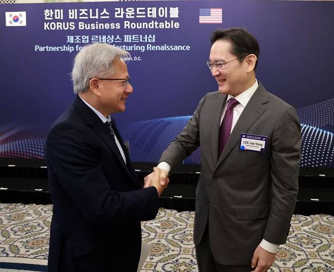 이재용 삼성전자 회장이 올해 8월 미국 워싱턴DC 윌라드 호텔에서 열린 한미 비즈니스 라운드 테이블에서 젠슨 황 엔비디아 최고경영자(CEO)와 인사하고 있다. 연합뉴스