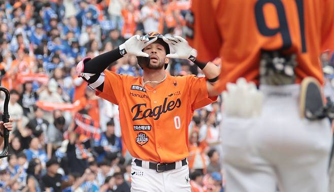 <yonhap photo-3374=""> 첫 타석 홈런 친 한화 리베라토 (대전=연합뉴스) 김인철 기자 = 19일 대전한화생명볼파크에서 열린 2025 프로야구 KBO리그 포스트시즌 플레이오프 2차전 삼성 라이온즈와 한화 이글스의 경기. 1회말 1사 한화 리베라토가 좌중간 솔로 홈런을 치고 그라운드를 돌며 세리머니를 하고 있다. 2025.10.19 yatoya@yna.co.kr/2025-10-19 14:20:08/ <저작권자 ⓒ 1980-2025 ㈜연합뉴스. 무단 전재 재배포 금지, AI 학습 및 활용 금지></yonhap>