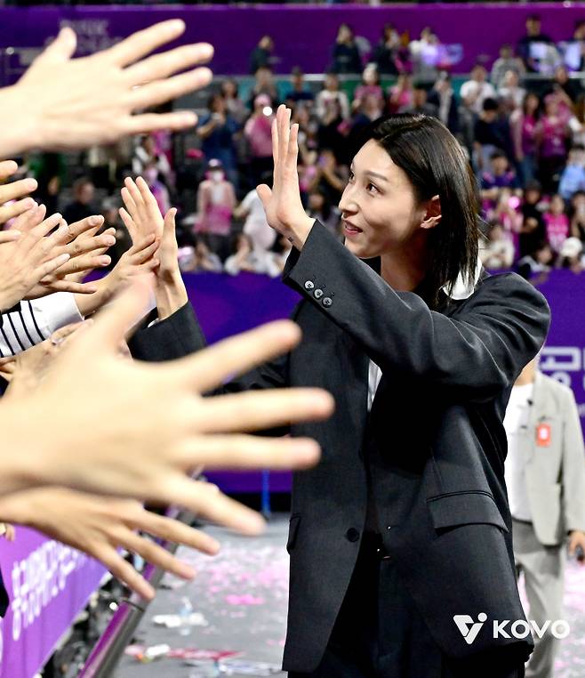 김연경이 지난 18일 은퇴식에서 팬들과 마지막으로 하이파이브를 하고 있다. 사진=KOVO