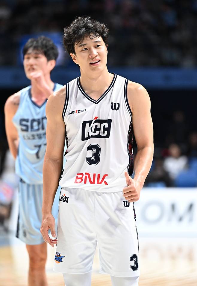 KCC 허웅이 19일 고양소노아레나에서 열린 소노와의 2025~26 LG전자 프로농구 정규리그 원정경기서 미소 짓고 있다. 사진=KBL