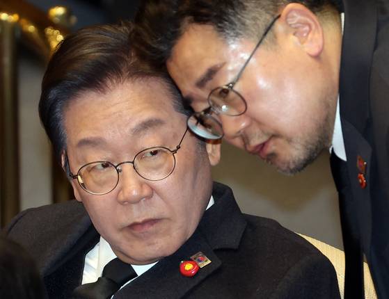 더불어민주당 이재명 대표가 국회 본회의에서 박찬대 원내대표와 대화하고 있다. 연합뉴스