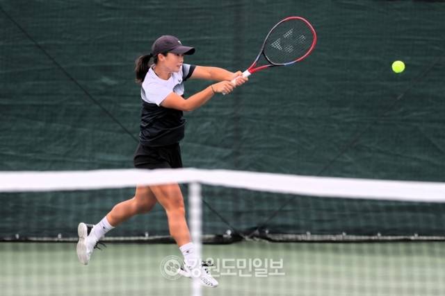 ▲ 춘천스포츠클럽 이서아가 19일 부산 화명생태공원에서 열린 경북여고 현미희와 제106회 전국체육대회 테니스 여자18세이하부 단체전 준준결승에 임하고 있다. 한규빈 기자