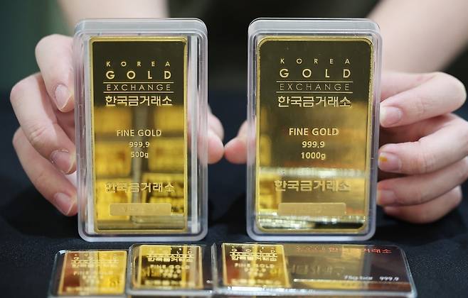 금값이 고공행진을 이어가면서 투자 수요도 폭증하고 있다. 서울의 한 귀금속 매장에 진열된 골드바./ 사진=뉴스1