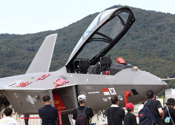17일 경기 성남시 서울공항에서 열린 ‘서울 국제항공우주 및 방위산업 전시회(ADEX)’에 KF-21 전투기가 전시돼 있다. 연합뉴스
