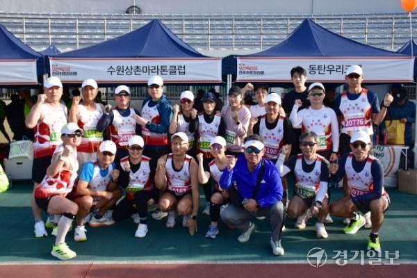 19일 오산독산성마라톤대회에서 대회에 참가한 수원상촌마라톤클럽 회원들이 기념촬영을 하고 있다. 윤동현기자