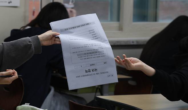 2025학년도 10월 고3 전국연합학력평가가 실시된 14일 대구 수성구 정화여자고등학교에서 수험생들이 시험 준비를 하고 있다. 연합뉴스