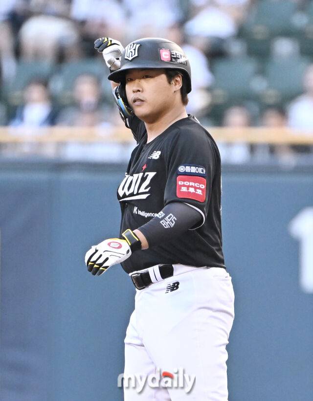 23일 오후 서울 잠실야구장에서 진행된 '2025 프로야구 KBO리그' 두산베어스와 KT위즈의 경기. KT 강백호가 1회초 1사 1,3루서 1타점 적시타를 친 뒤 환호하고 있다./마이데일리