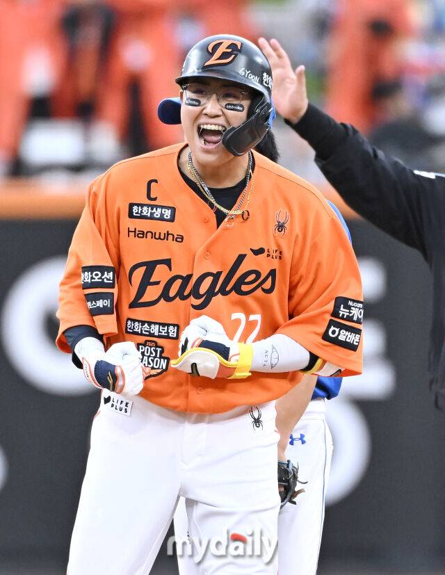 18일 오후 대전광역시 중구 대전 한화생명볼파크에서 진행된 '2025 프로야구 KBO리그 포스트시즌' 플레이오프(PO) 1차전 한화이글스와 삼성라이온즈의 경기. 한화 채은성이 6회말 2사 2,3루서 2타점 2루타를 터뜨린 뒤 환호하고 있다./대전 = 송일섭 기자