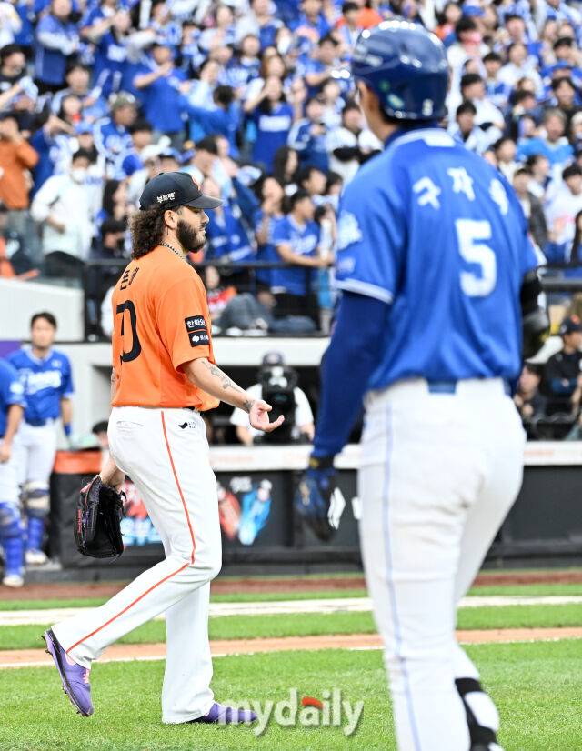 18일 오후 대전광역시 중구 대전 한화생명볼파크에서 진행된 '2025 프로야구 KBO리그 포스트시즌' 플레이오프(PO) 1차전 한화이글스와 삼성라이온즈의 경기. 삼성 구자욱이 3회초 1사 1,3루서 1타점 희생타를 친 뒤 덕아웃으로 향하고 있다./대전 = 송일섭 기자