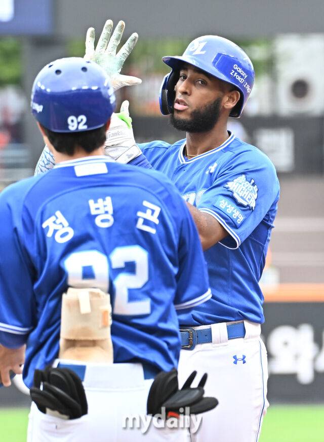 18일 오후 대전광역시 중구 대전 한화생명볼파크에서 진행된 '2025 프로야구 KBO리그 포스트시즌' 플레이오프(PO) 1차전 한화이글스와 삼성라이온즈의 경기. 삼성 디아즈가 2회초 안타를 친 뒤 환호하고 있다./대전 = 송일섭 기자