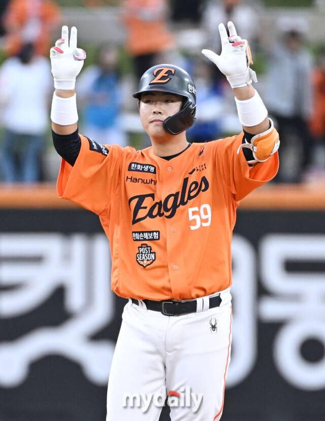 19일 오후 대전광역시 중구 대전한화생명볼파크에서 진행된 '2025 프로야구 KBO리그 포스트시즌' 플레이오프(PO) 2차전 한화이글스와 삼성라이온즈의 경기. 한화 허인서가 9회말 1사 2루서 1타점 2루타를 터뜨린 뒤 환호하고 있다./대전 = 송일섭 기자