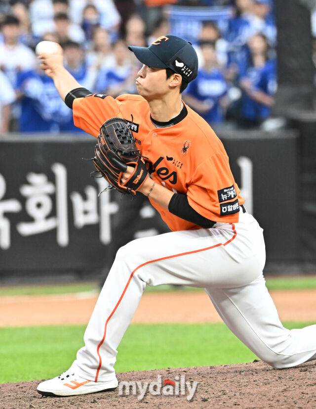 19일 오후 대전광역시 중구 대전한화생명볼파크에서 진행된 '2025 프로야구 KBO리그 포스트시즌' 플레이오프(PO) 2차전 한화이글스와 삼성라이온즈의 경기. 한화 엄상백이 역투하고 있다./대전 = 송일섭 기자