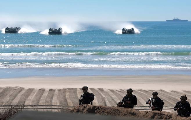 미 캘리포니아 오션사이드의 펜들턴 해병대 기지 레드비치에서 열린 ‘아메리카의 해병 250주년’ 행사 중 상륙 시범에 참가한 미 해군 네이비실 대원이 해안에 진입하고 있다. 행사에는 JD 밴스 부통령과 피트 헤그세스 국방장관이 참석했다. 2025년 10월 18일. AFP 연합뉴스
