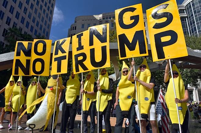 미 플로리다주 올랜도 시청 앞에서 트럼프 행정부의 정책에 반대하는 시민들이 전국 동시 진행된 ‘노 킹스(No Kings·왕은 없다)’ 시위에 참여해 피켓을 들고 있다. 2025년 10월 18일. UPI 연합뉴스