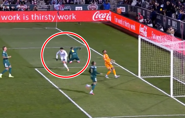 ▲ 왜 따라와. 아스널 시절 토트넘과 경기에서 손흥민의 전담 마크맨이었던 롭 홀딩은 현재 MLS 콜로라도에서 뛰고 있다. 이날 손흥민에게 제쳐지면서 실점을 허용한 홀딩은 옛 악몽 때문인지 그라운드를 수차례 내리치며 실망감을 표했다. ⓒ 중계화면