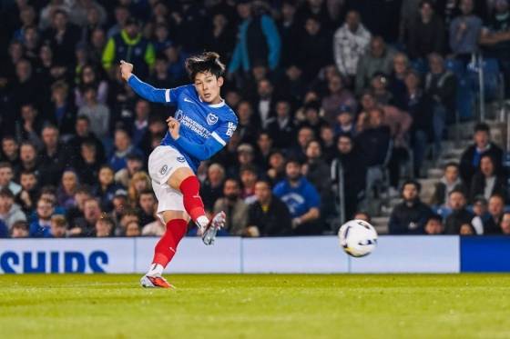 양민혁이 2일(한국시간) 영국 포츠머스의 프래턴 파크에서 열린 2025~2026시즌 잉글랜드챔피언십(2부리그) 8라운드 왓포드전에서 오른발 발리 슈팅을 넣고 있다. /사진=포츠머스 공식 사회관계망서비스(SNS)