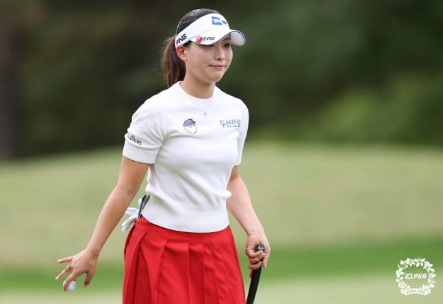 이율린이 19일 KLPGA 투어 상상인·한경 최종 4라운드 1번 홀에서 파를 기록한 뒤 그린을 빠져나가고 있다. /사진=KLPGT 제공
