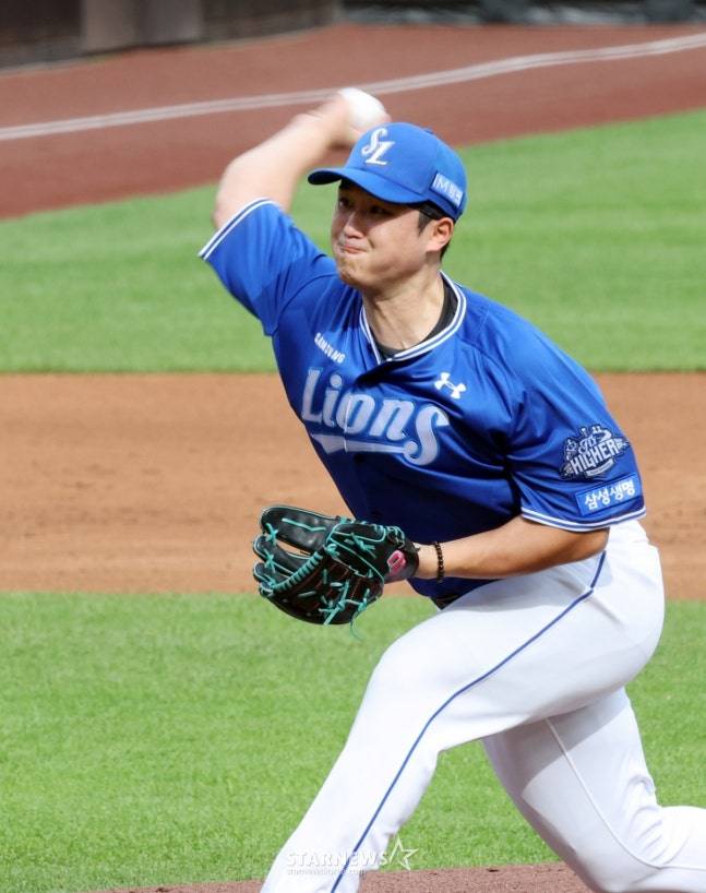 삼성 최원태가 19일 대전 한화생명 볼파크에서 열린 2025 KBO 플레이오프 2차전에서 역투하고 있다. /사진=강영조 선임기자